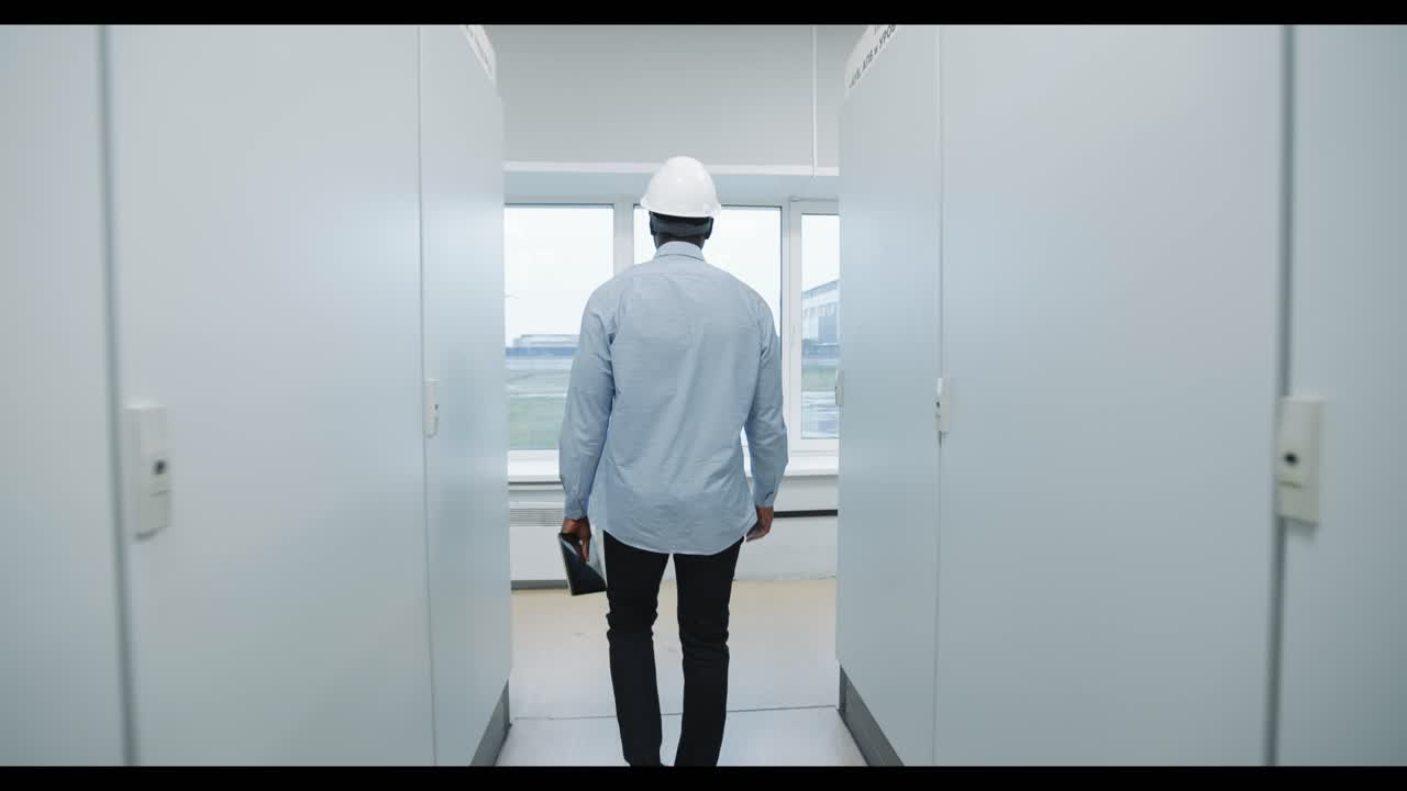 Ingegnere che cammina nel corridoio di un data center