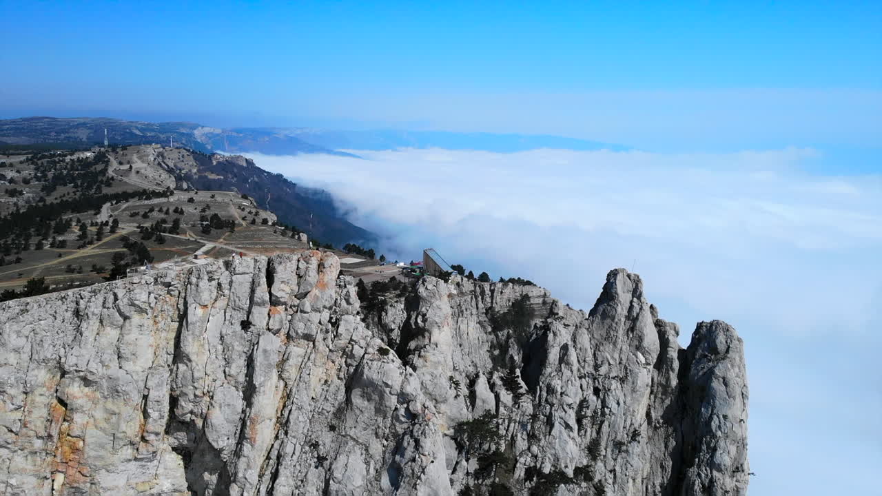 구름과 산 풍경