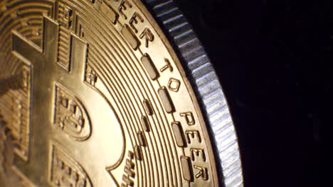 primer plano revelador de un valioso oro brillante digital peer to peer cryptocurrency bitcoin con iluminación cinematográfica en movimiento
