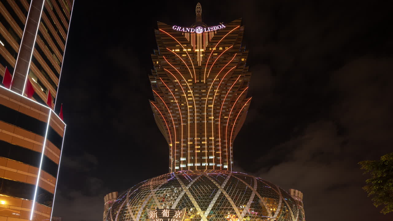 Grand Lisboa Hotel and Casino dengan Lampu yang Berubah di Malam Hari di Makau