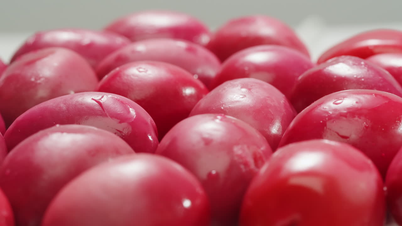 고품질의 4k 영상으로 그리스에서 배경으로 인 둥근 녹색 올리브.