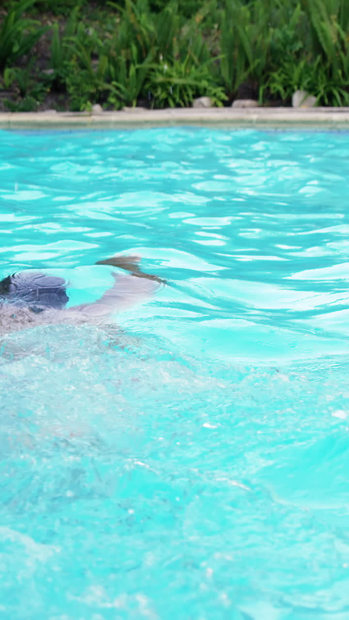 Flot mand svømmer i en pool