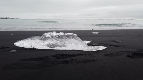 fantástica toma de la forma de hielo que proviene de los icebergs de los glaciares y los icebergs y se encuentra en la playa de diamantes en islandia