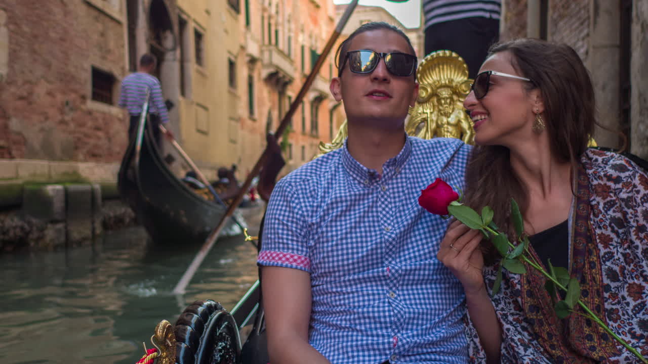 Um passeio romântico de gôndola em Veneza