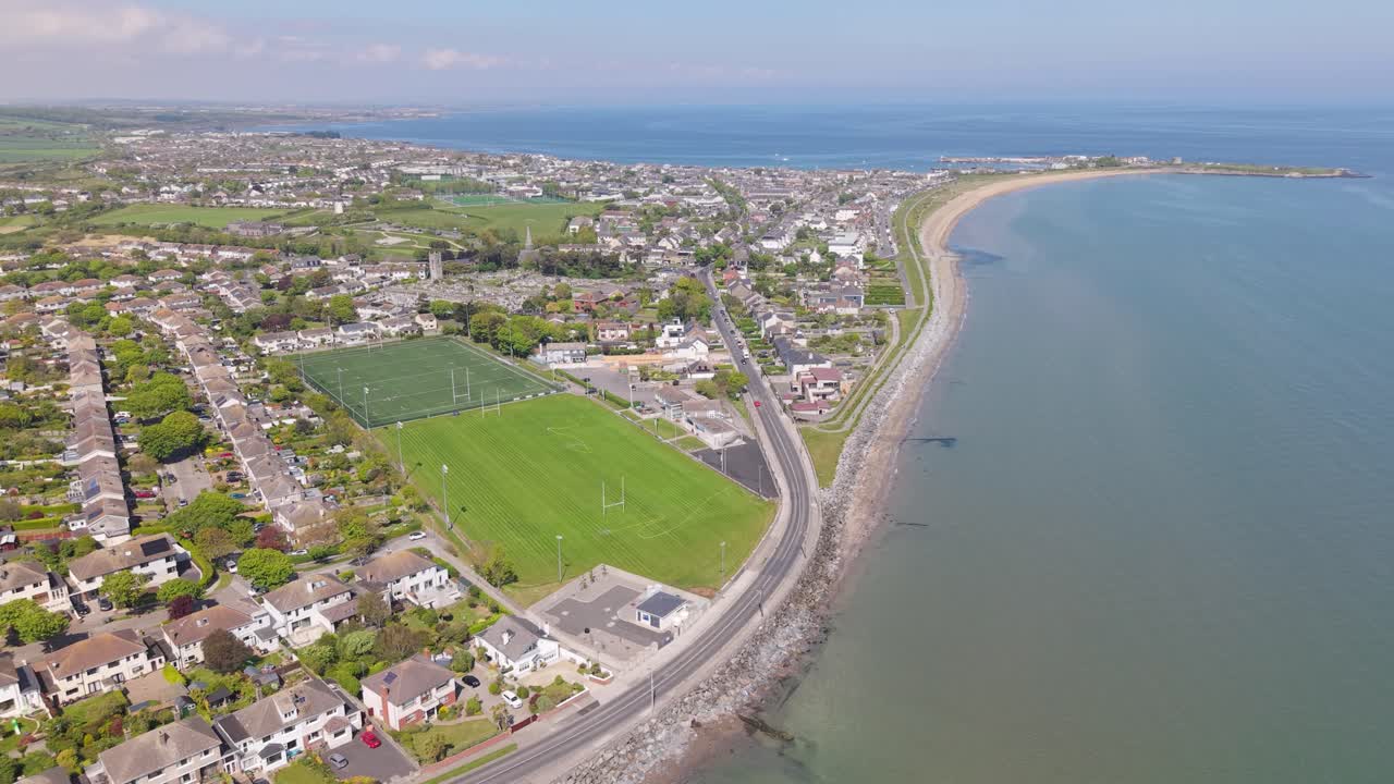 Den vidstrakte kystlinjen til en sjarmerende irsk kystby i Skerries, Irland