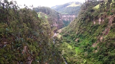 Vista-épica-Del-Profundo-Cañón-Amazónico-En-Ecuador-De-Arriba-A-Abajo