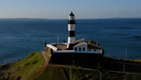 Vista-Aérea-Del-Farol-Da-Barra,-El-Mar-Y-El-Barrio-Circundante,-Salvador,-Bahia,-Brasil