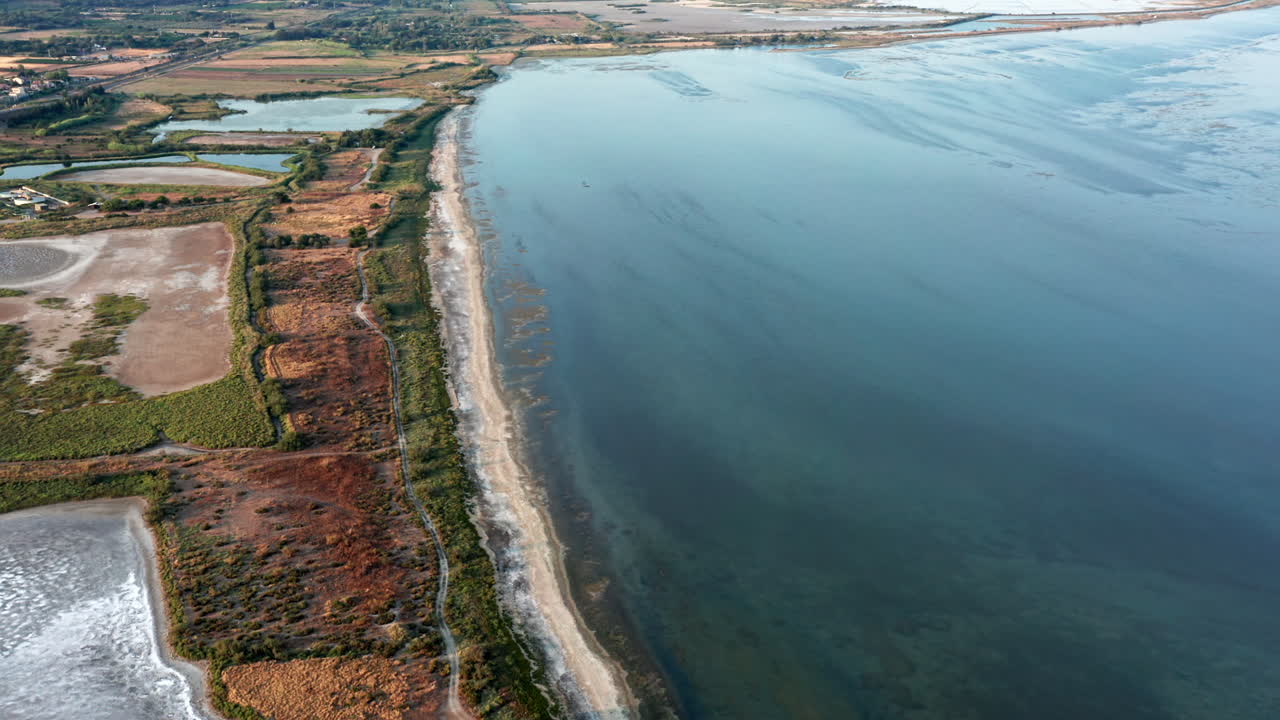 imágenes aéreas de drones, playa de estanque cerca de montpellier, francia