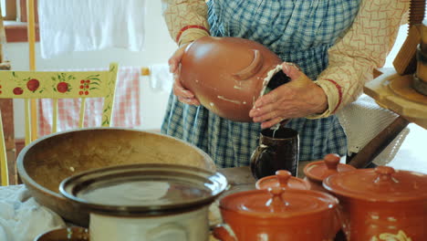 Frau-Macht-Hausgemachte-Butter-Auf-Die-Alte-Traditionelle-Weise