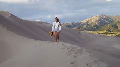 Cinemática-Mujer-Mujer-Actriz-Modelo-Corriendo-Bailando-Encima-De-La-Cresta-Colorado-Las-Grandes-Dunas-De-Arena-Parque-Nacional-Alegría-Pacífico-Escénico-Montaña-Paisaje-Atardecer-Púrpura-Aventura-Montañas-Rocosas-Seguir-Movimiento