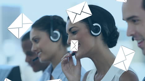 agentes del centro de llamadas que reciben el correo