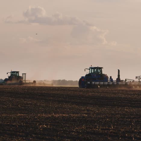 Traktor-Pflügt-Durch-Den-Boden-5