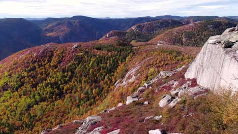 Schöne-Landschaft-Des-Quebec-nationalparks-Im-Herbst