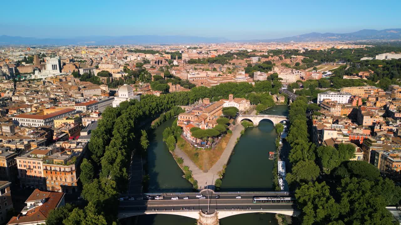 이탈리아 로마의 티베르 강을 따라 역사적인 섬인 티베르 섬 위에서 드론으로 촬영된 사진입니다.
