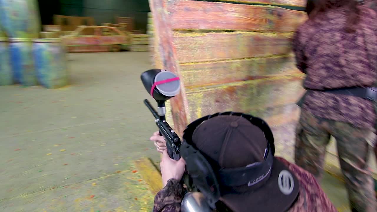 실내 페인트볼-9를 하는 소녀와 소년