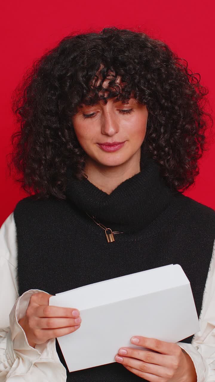 Giovane donna felice apre la busta tira fuori la lettera legge il prestito bancario approva grande notizia vincere un premio