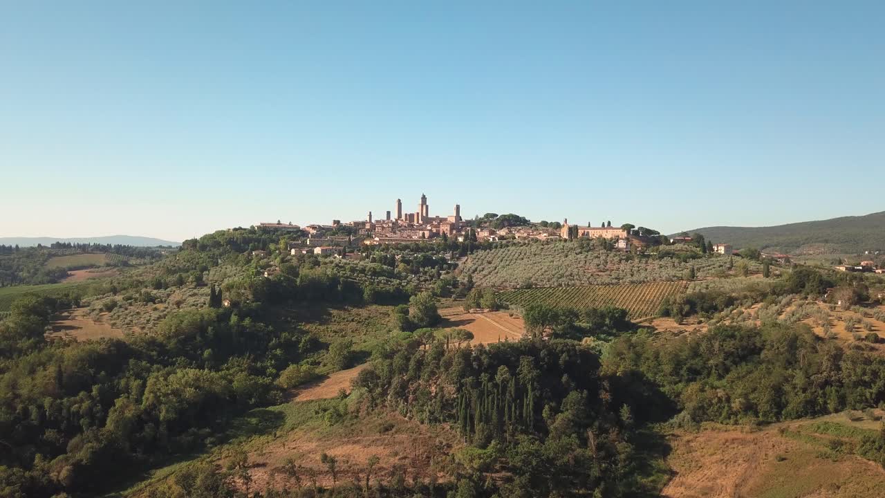 lento establecimiento de vuelo al antiguo pueblo italiano san gimignano en toscana 4k