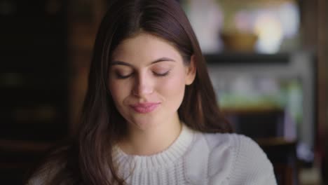 mujer disfrutando de un café en una cafetería
