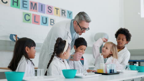 levante la mano, la química y el maestro con los niños