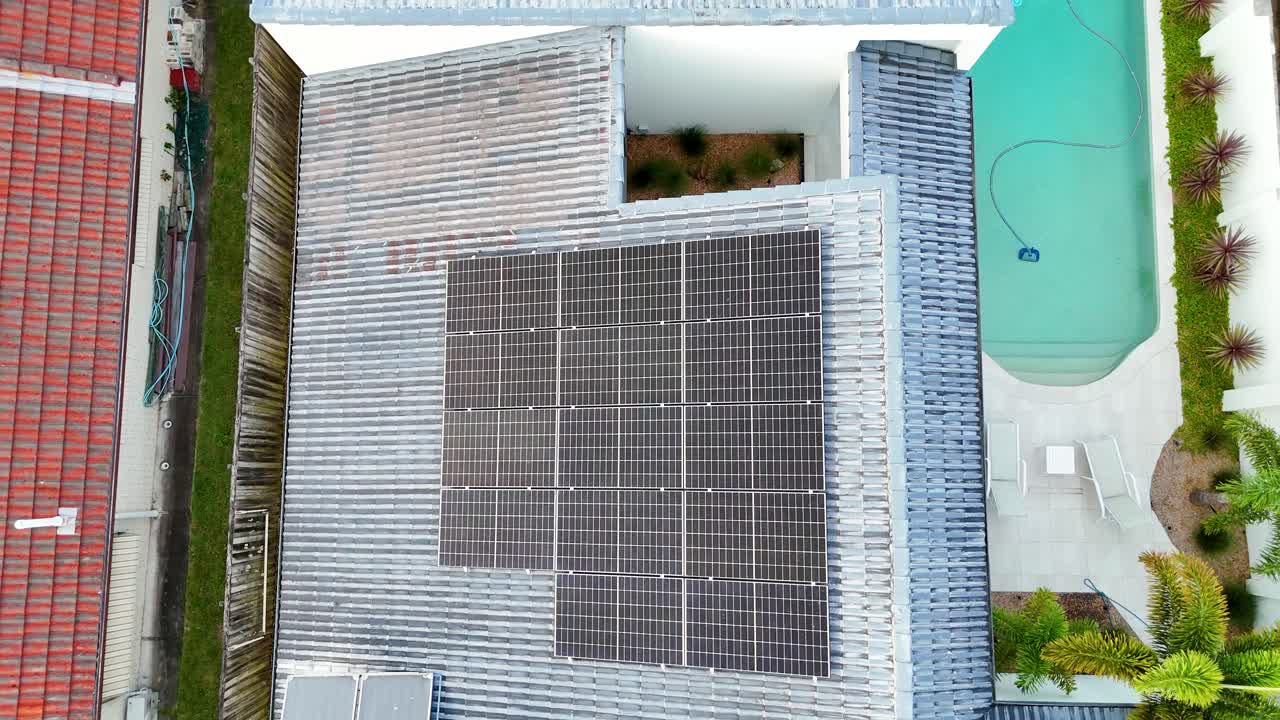 paneles solares y piscina en aguas de playa ancha