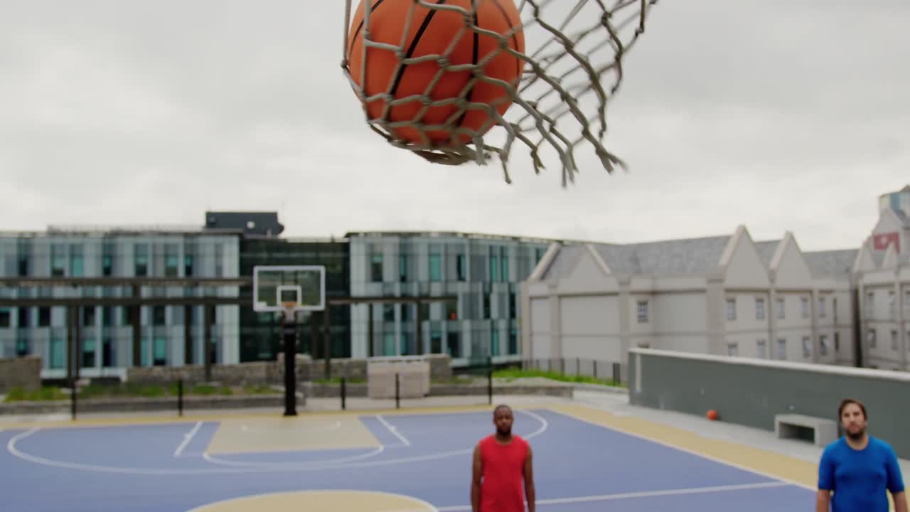 jugadores de baloncesto jugando al baloncesto 4k