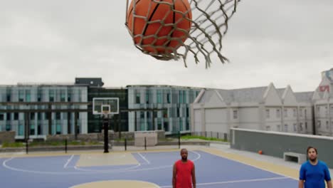 Jugadores-De-Baloncesto-Jugando-Baloncesto-4k