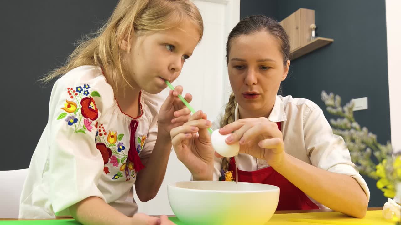 madre e hija coloreando huevos de pascua