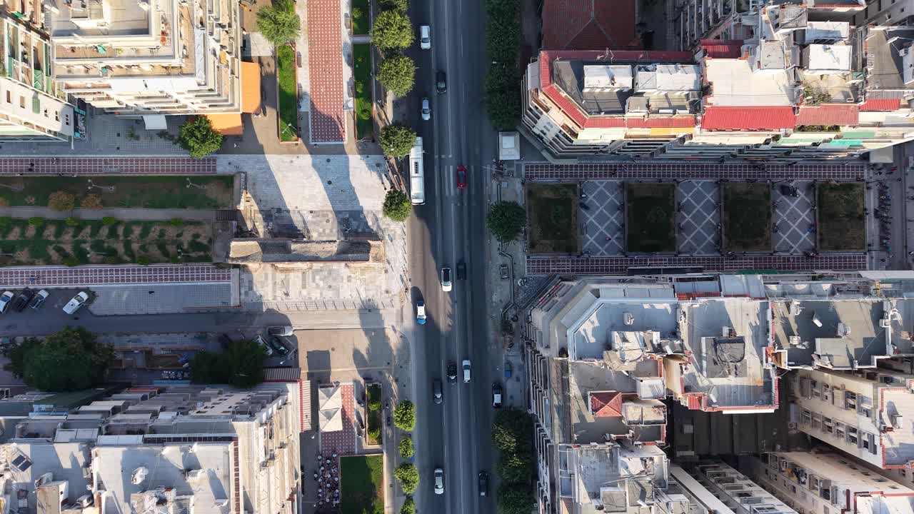 Traffico giornaliero nelle strade di Salonicco, Grecia, 02 aprile 2025