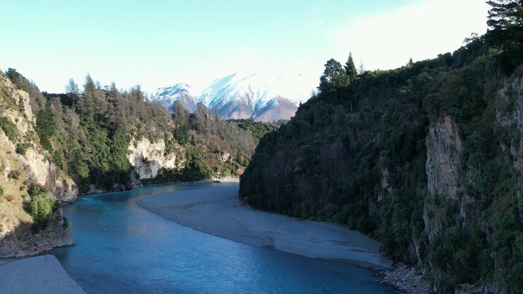 Avvicinamento aereo di metà inverno alla splendida Gola del fiume Rakaia - ombra e luce
