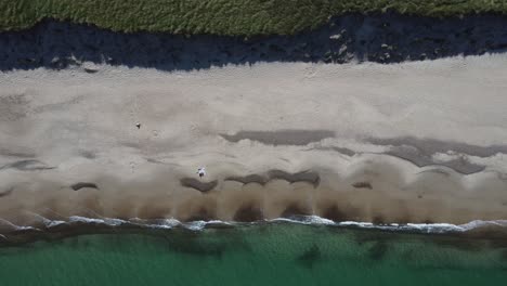 hermosa playa blanca filmada desde arriba con un dron, en bulbjerg en dinamarca