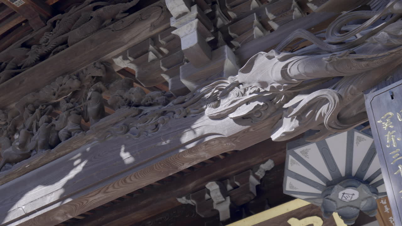 일본의 불교 사원의 천장 근처에는 불교의 반천사 여성들이 새겨진 나무 조각이 있습니다.