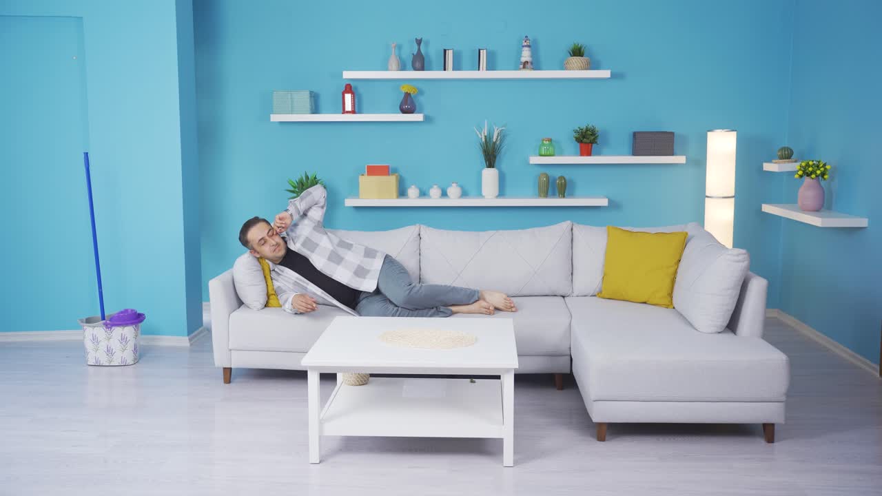 el hombre torpe que se resbaló en casa.