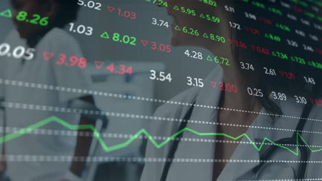 animación de datos del mercado de valores sobre profesionales de los negocios discutiendo en la oficina