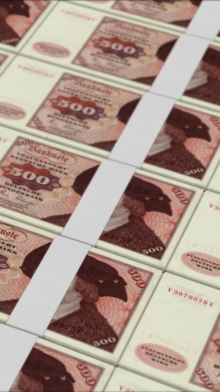 Vídeo vertical de notas de 500 MARCOS ALEMÃES impressas por uma prensa de dinheiro