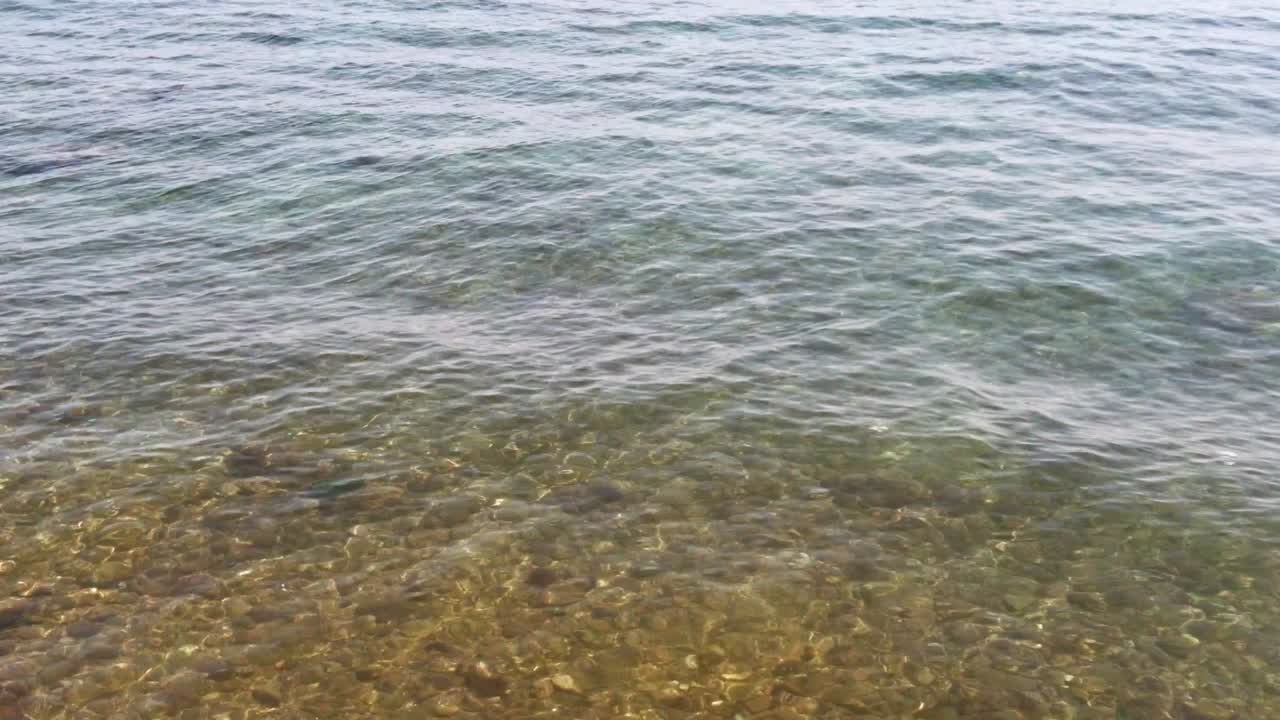 부드러운 진정 파도와 물 표면의 파동