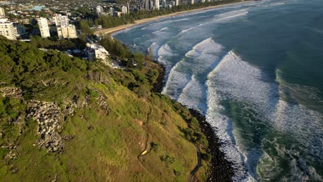 Antena-Cercana-Sobre-Rocas-Y-Mirador,-Cabezas-De-Burleigh,-Costa-Dorada,-Australia