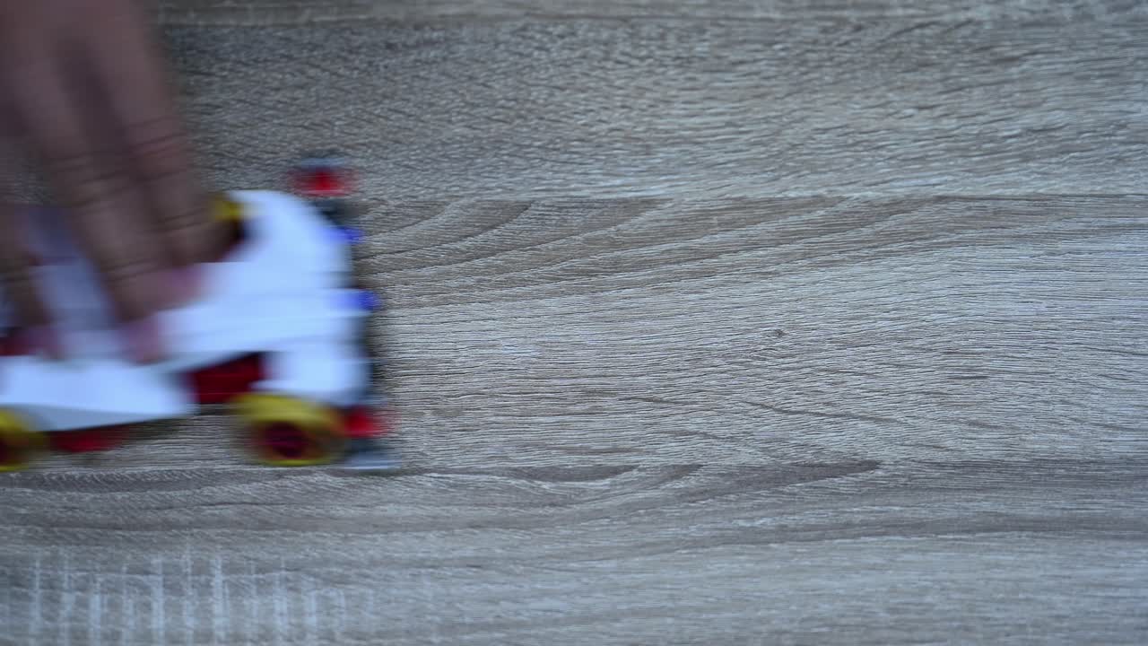 장난감을 여러 번 오른쪽으로 밀고 가는 손, 타미야 미니 4x4