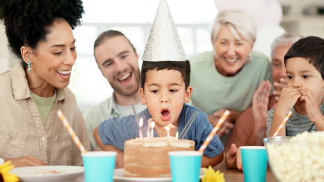 niño con pastel de cumpleaños, velas