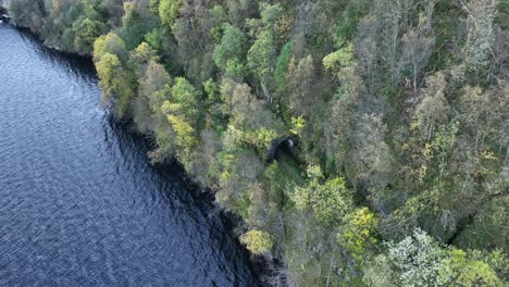 Tunnel-Versteckt-Im-Wald,-Während-Die-Natur-Alte-Stillgelegte-Eisenbahn-Zurückerobert,-Herbstluftaufnahme-Norwegen