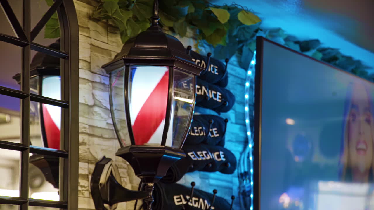 이발소의 매력: 텍사스 엘파소의 라틴 아메리카 이발사 기둥 표지