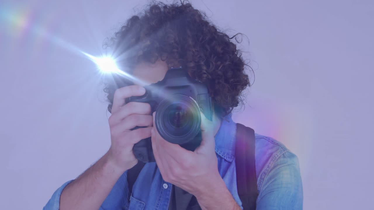 punto de luz contra afroamericano fotógrafo de sexo masculino haciendo clic en imágenes con cámara digital