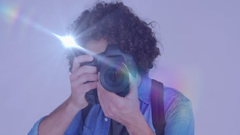 Lichtfleck-Gegen-Einen-Afroamerikanischen-Männlichen-Fotografen,-Der-Mit-Einer-Digitalkamera-Auf-Bilder-Klickt
