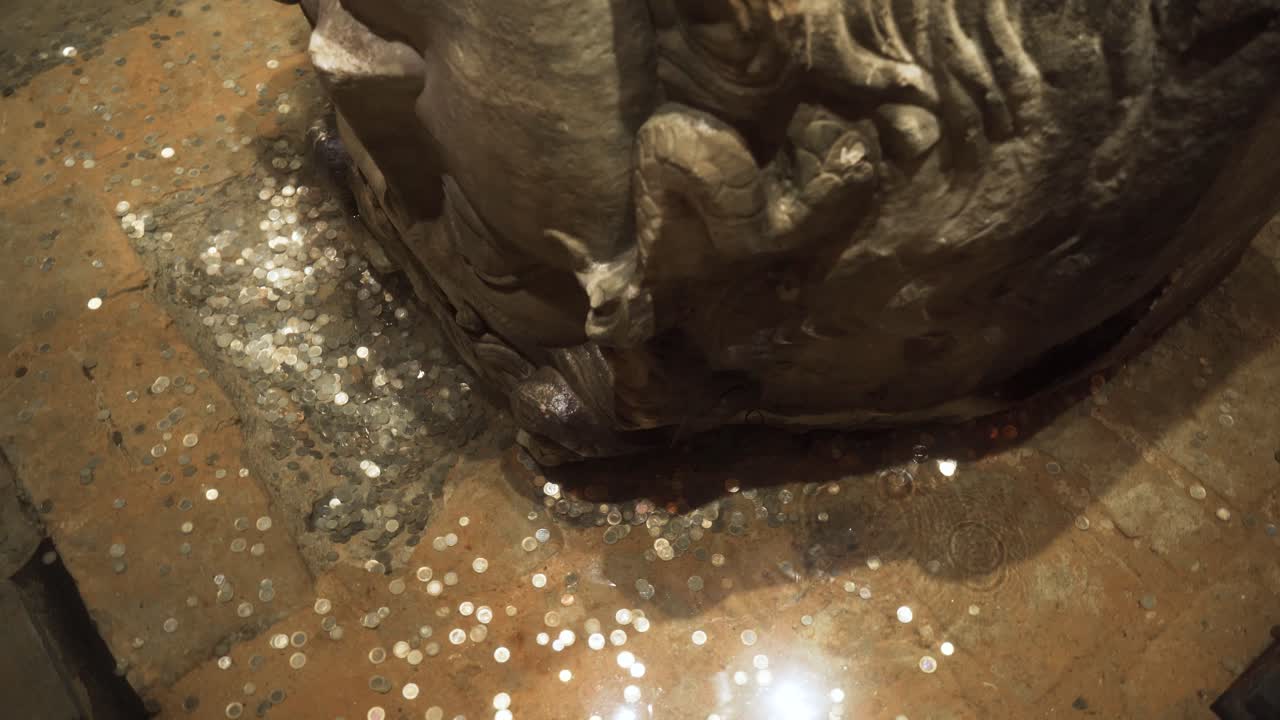 lugar histórico con muchas columnas.