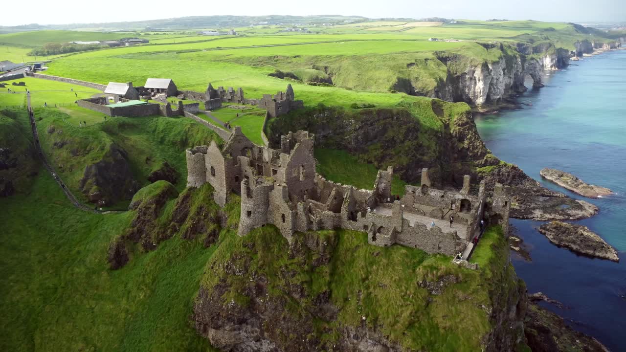 북아일랜드 북부 앤트림 카운티 해안의 부쉬밀스 (bushmills) 에 있는 던루스 성 (dunluce castle) 의 공중 촬영