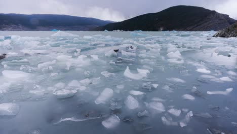 Zeitraffer-Des-Nationalparks-Patagonien-Mit-Schwimmenden-Und-Schmelzenden-Eisbergen-In-Einem-Gletschersee