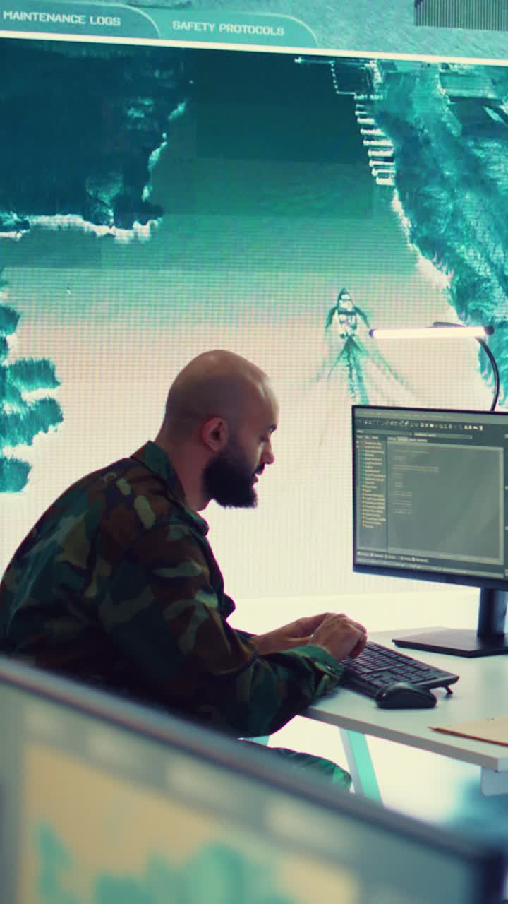 Militærpersonel overvåger overvågningsdata i højteknologisk kontrolrum