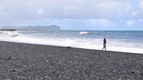 Mujer-En-La-Playa-Por-Las-Olas-Caminando