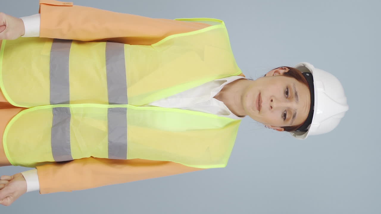 좌절된 엔지니어의 수직 비디오.