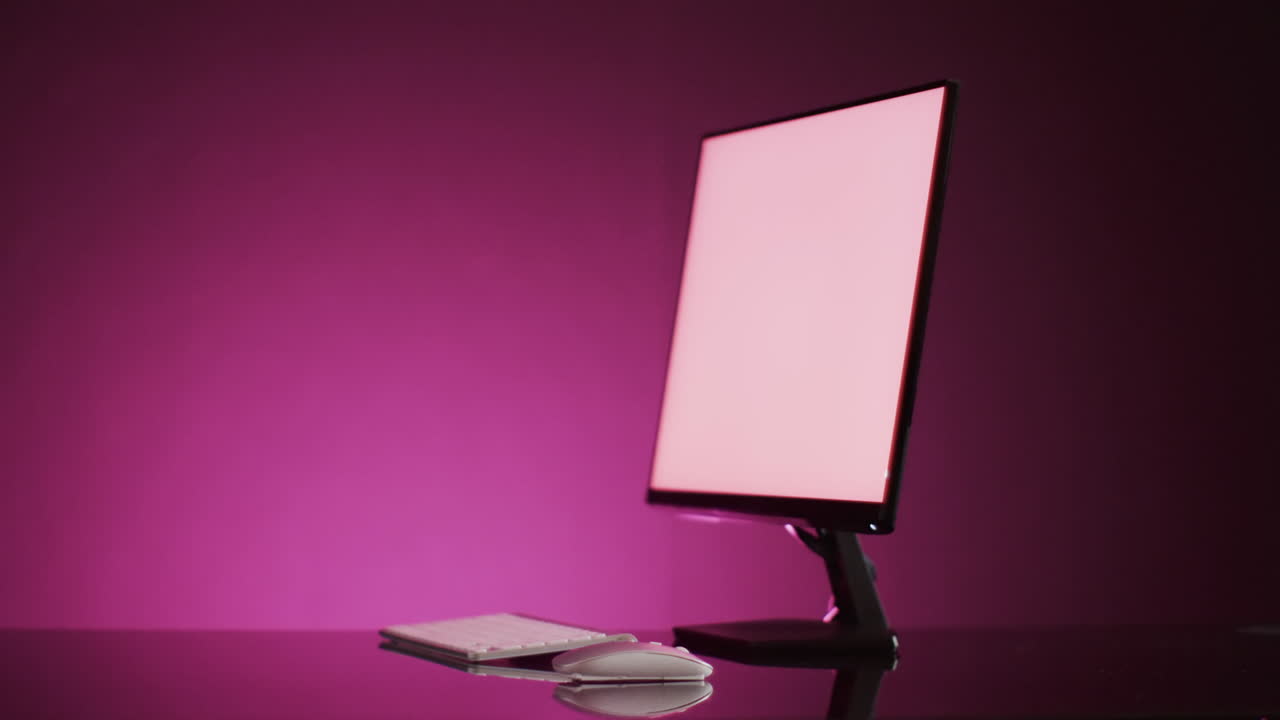 video de computadora con pantalla en blanco, teclado y ratón con espacio de copia sobre fondo de neón