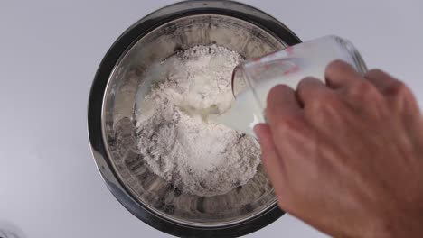 mezclar y agregar los ingredientes de la masa para muffins en un tazón de metal